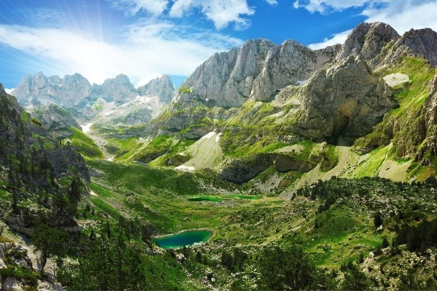 Biodiversidad y los paisajes naturales: Cómo Albania Está Aprovechando sus recursos naturales para impulsar el turismo de aventura