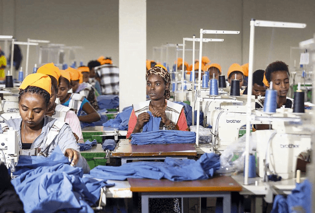 "La Integración de Etiopía en la Manufactura Global: El Ascenso de un Nuevo Hub Textil en África" Explora cómo Etiopía ha captado inversión extranjera en manufactura, especialmente en textiles, y su impacto en el comercio global.